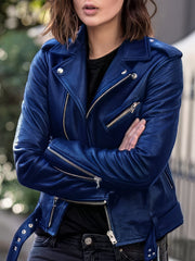 Chaqueta de cuero ajustada con cremallera fresca