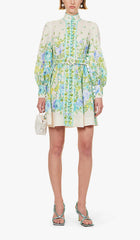 Hochgeschlossenes, langärmliges Midikleid in Weiß