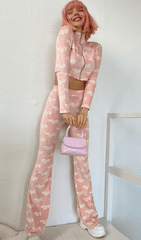 Traje casual con cuello levantado y cremallera.
