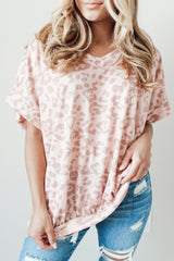 Locker sitzendes T-Shirt mit V-Ausschnitt und Leopardenmuster in Rosa