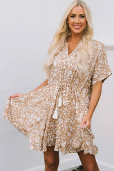 Rosa bedrucktes Minikleid mit Quaste, Kordelzug und Knopfleiste sowie V-Ausschnitt