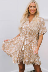 Rosa bedrucktes Minikleid mit Quaste, Kordelzug und Knopfleiste sowie V-Ausschnitt