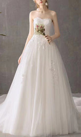 TRÄGERLOSES, MIT SPITZE VERZIERTES KLEID AUS ZOTTELGARN IN WEISS