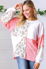 Rosa Oberteil mit Leopardenmuster und sichtbaren Nähten in zweifarbigem Blockdesign