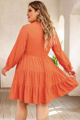 Orangefarbenes, besticktes Rüschenkleid in Übergröße