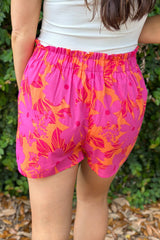 Rosa Shorts mit gesmoktem Bund und Blumenmuster