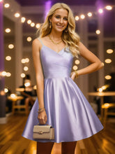 A-Linien-Heimkehrkleid aus plissiertem Satin mit doppelten Spaghettiträgern und V-Ausschnitt