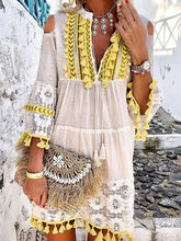 Süßes schulterfreies Kleid mit tiefem V-Ausschnitt und Quaste