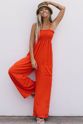 Orangefarbener Jumpsuit mit gesmokten Spaghettiträgern und weitem Bein