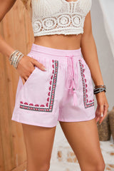 Pantalones cortos casuales con cintura ajustable, bordados florales y borlas en color rosa bohemio