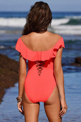 Rosafarbener schulterfreier Badeanzug mit Schnürung am Rücken und Rüschen