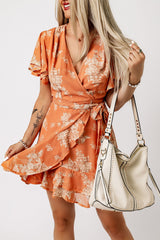 Orangefarbenes Wickelkleid mit V-Ausschnitt, flatternden Ärmeln und Blumenmuster und Rüschen