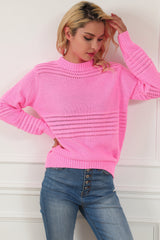 Rosafarbener, einfarbiger Pullover mit Zopfmuster und Ösen am Stehkragen