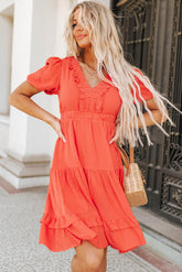 Orangefarbenes Minikleid mit Rüschen, V-Ausschnitt und gestuften Puffärmeln