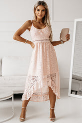 Rosa Midikleid aus Spitze mit Rüschenbesatz und nach unten abfallendem Saum