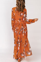 Orangefarbenes Maxikleid mit Blumenmuster, Schnürung und Rüschen am V-Ausschnitt und Schlitz