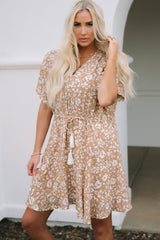 Rosa bedrucktes Minikleid mit Quaste, Kordelzug und Knopfleiste sowie V-Ausschnitt