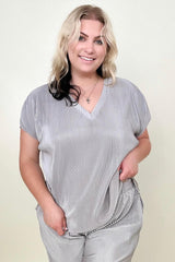 Petal Dew – Plissee-Top aus Satin mit V-Ausschnitt und kurzen Ärmeln