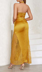 Neckholder-Maxikleid aus Spitzensatin in Senfgelb