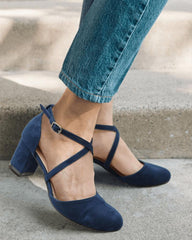 Elegante Damenschuhe mit klobigen Absätzen und Kreuzriemen