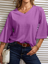 Einfarbiges, lockeres, lässiges T-Shirt mit V-Ausschnitt und Glockenärmeln