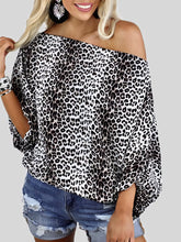 Camiseta informal de manga larga con hombros descubiertos y cuello oblicuo con estampado de leopardo
