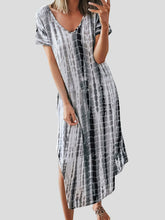 Lockeres, Batik-bedrucktes Kleid mit V-Ausschnitt und Schlitz