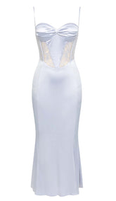 MIDIKLEID MIT TRÄGERN UND SPITZE IN FLIEDER