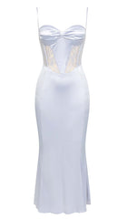 MIDIKLEID MIT TRÄGERN UND SPITZE IN FLIEDER