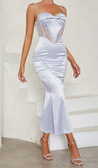 MIDIKLEID MIT TRÄGERN UND SPITZE IN FLIEDER