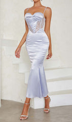 MIDIKLEID MIT TRÄGERN UND SPITZE IN FLIEDER