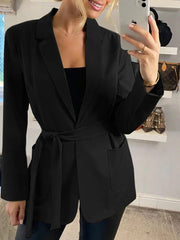 Einfarbiger Blazer mit Revers und Krawatte sowie zwei Taschen