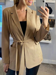 Einfarbiger Blazer mit Revers und Krawatte sowie zwei Taschen