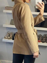 Einfarbiger Blazer mit Revers und Krawatte sowie zwei Taschen