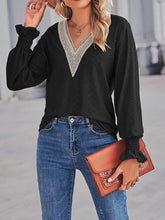 Lockere Spitzenbluse mit Cut-Out-Spitzeneinsatz und V-Ausschnitt