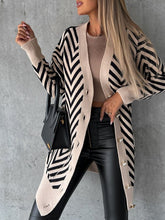 Strickjacke mit Streifenmuster und Knöpfen