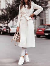 Schlichter Wollmantel mit langen Ärmeln und V-Ausschnitt