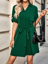 Modernes Minikleid mit Volltonfarbe und Halbärmeln