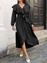 Vestido midi de manga larga con abertura, cuello en V y volantes en color liso