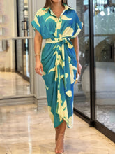 Einreihiges Kleid mit Schnürung und Print