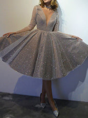 Funkelndes Langarmkleid mit V-Ausschnitt
