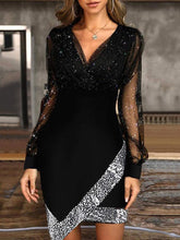 Minikleid mit V-Ausschnitt und unregelmäßigem Netzeinsatz