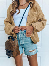 Chaqueta tipo gofre con bolsillos y botones sólidos