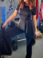 Einfarbiger Jumpsuit mit kurzen Ärmeln und Rüschen