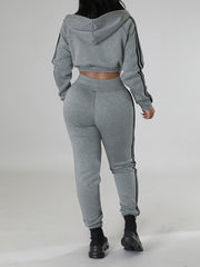 Lässiges zweiteiliges Set mit Kapuze und Streifen