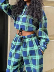 Zweiteiliges Set aus Kapuzenpullover und Hose mit Karomuster und Kontrast