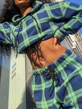 Zweiteiliges Set aus Kapuzenpullover und Hose mit Karomuster und Kontrast