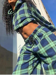 Zweiteiliges Set aus Kapuzenpullover und Hose mit Karomuster und Kontrast