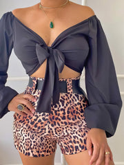 Conjunto de dos piezas de camiseta corta con cuello en V y pantalones cortos estampados con cordones