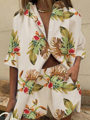 Zweiteiliges Set aus kurzärmligem Hemd und Shorts mit Blattmuster